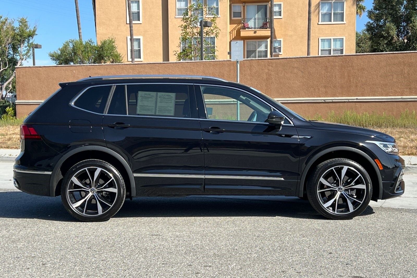 2022 Volkswagen Tiguan SEL Premium R-Line photo 3