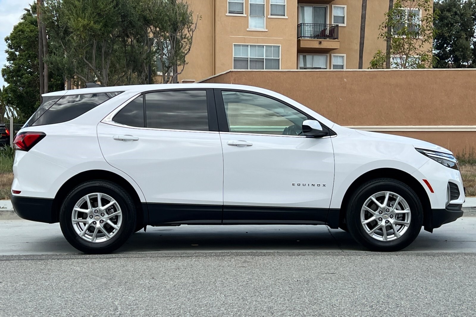2022 Chevrolet Equinox LT photo 2