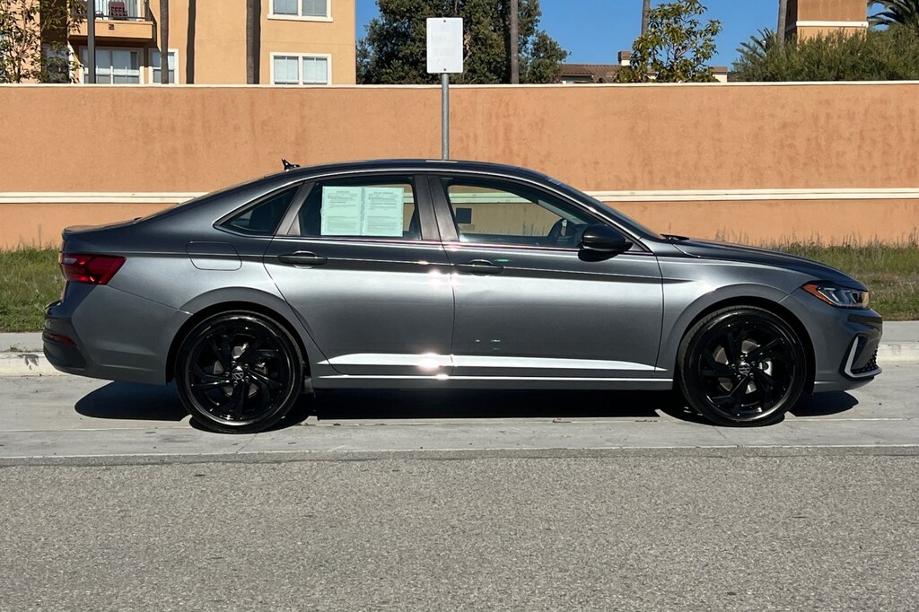 Certified 2025 Volkswagen Jetta 1.5T SE Sedan