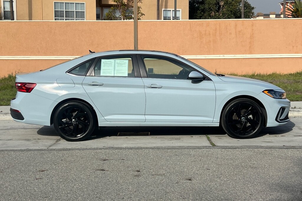 Certified 2025 Volkswagen Jetta 1.5T SE Sedan