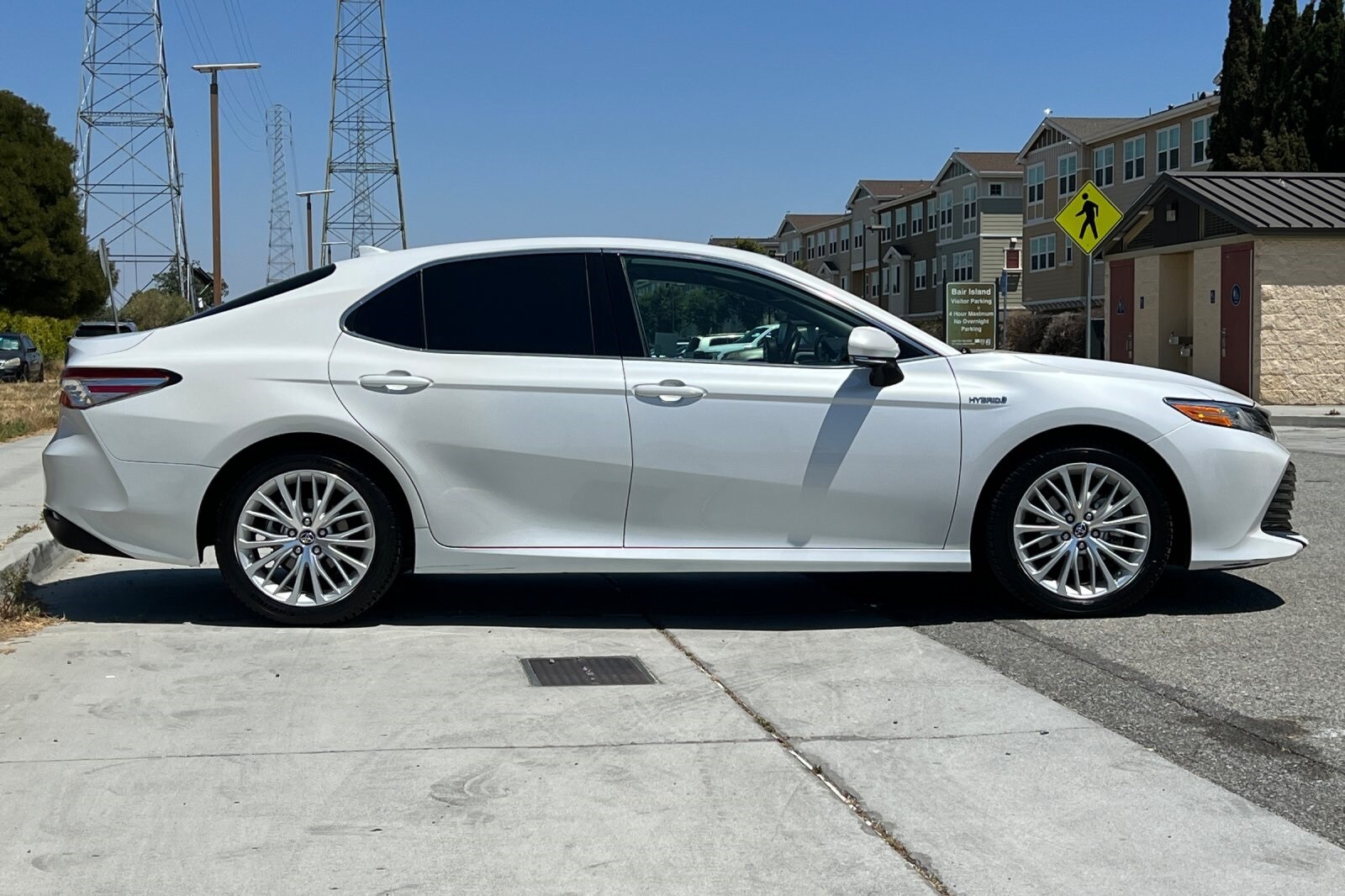 2019 Toyota Camry Hybrid XLE photo 3