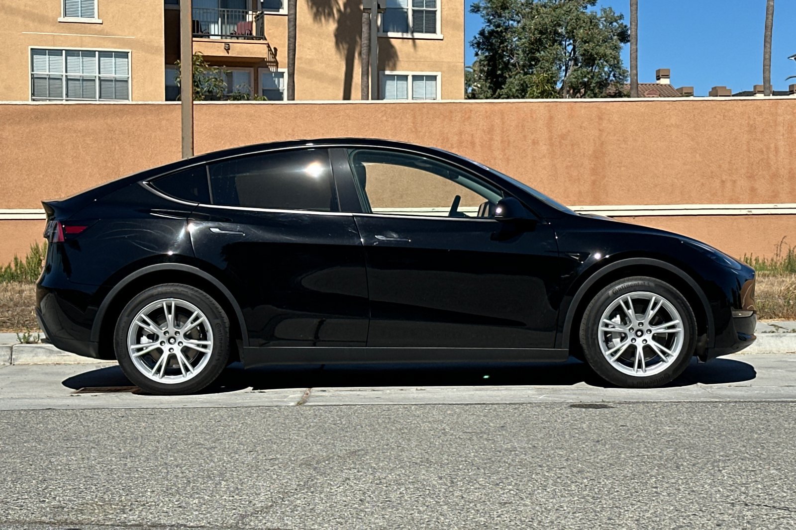 Used 2024 Tesla Model Y Long Range with VIN 7SAYGDEE7RF006096 for sale in Redwood City, CA
