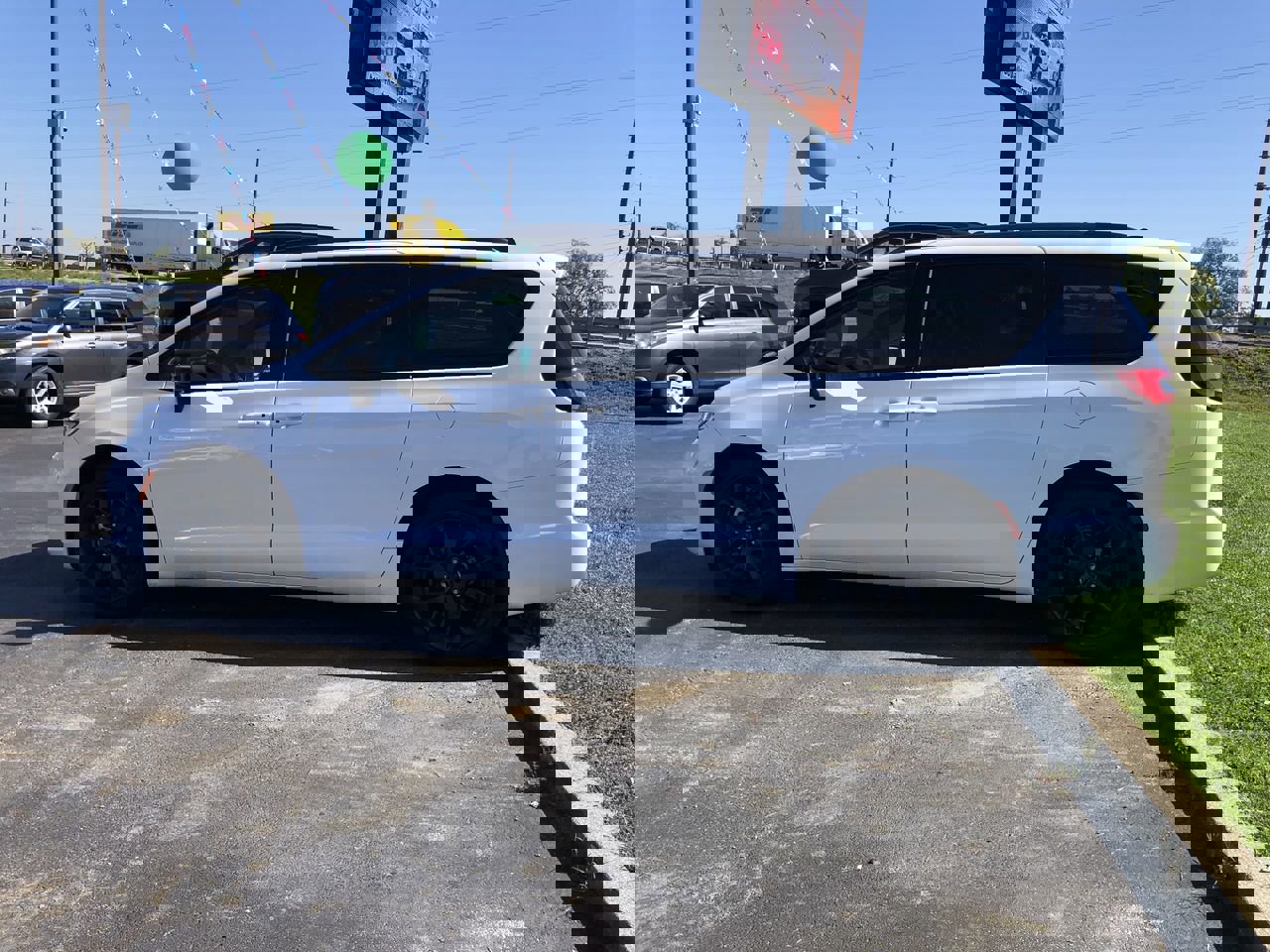 2024 Chrysler Pacifica Touring L photo 3