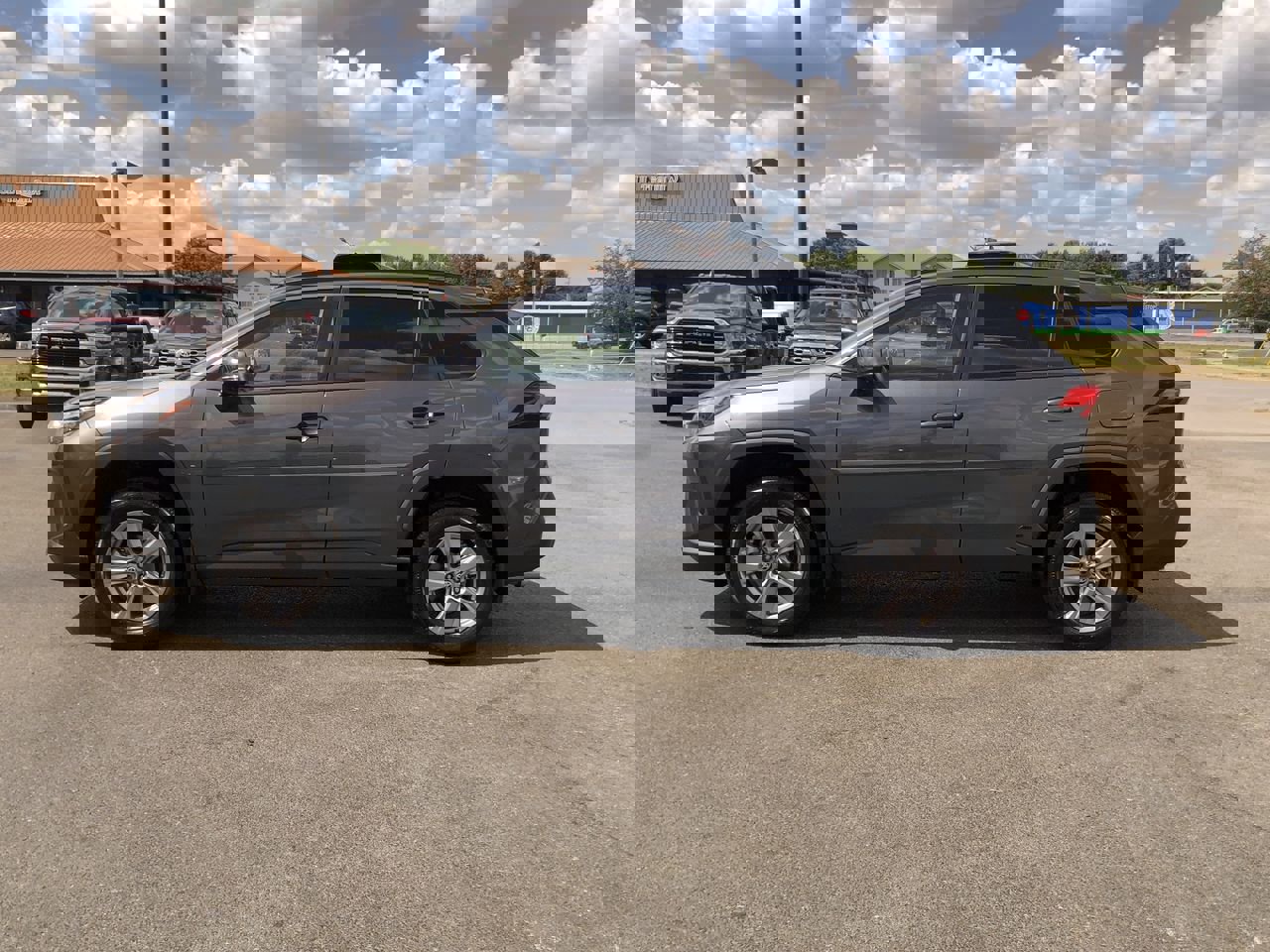 2024 Toyota RAV4 Hybrid XLE photo 3