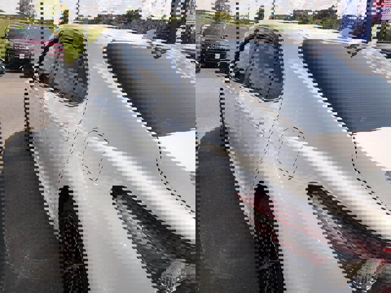 2023 Toyota Camry SE photo 3