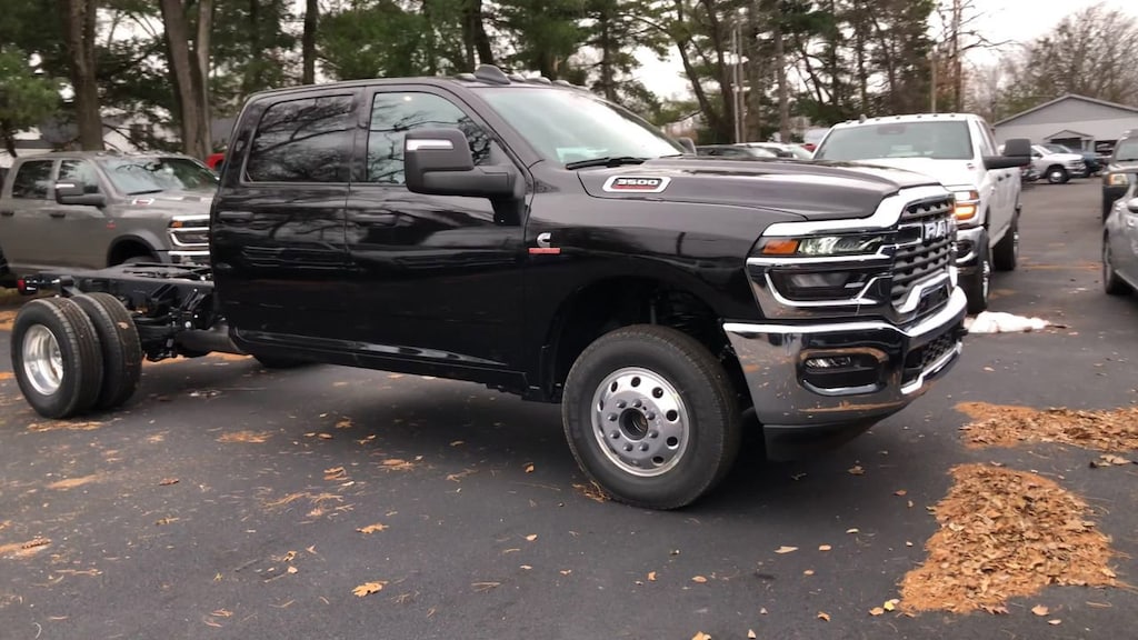 New 2026 Ram 3500 Chassis Cab TRADESMAN CREW 4X4 60' CA Pickup