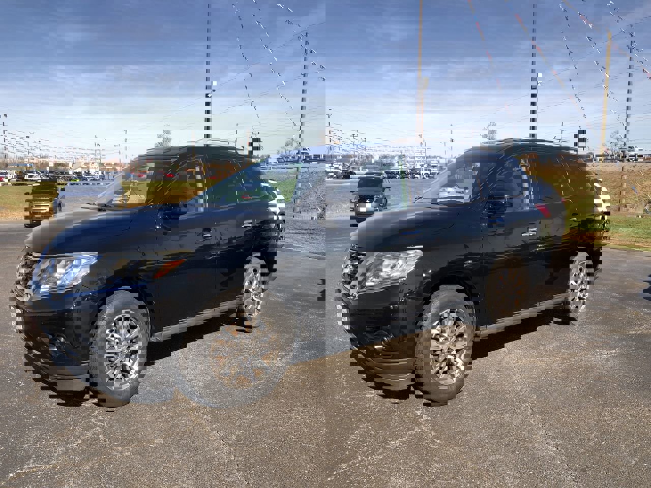 2014 Nissan Pathfinder SV photo 3