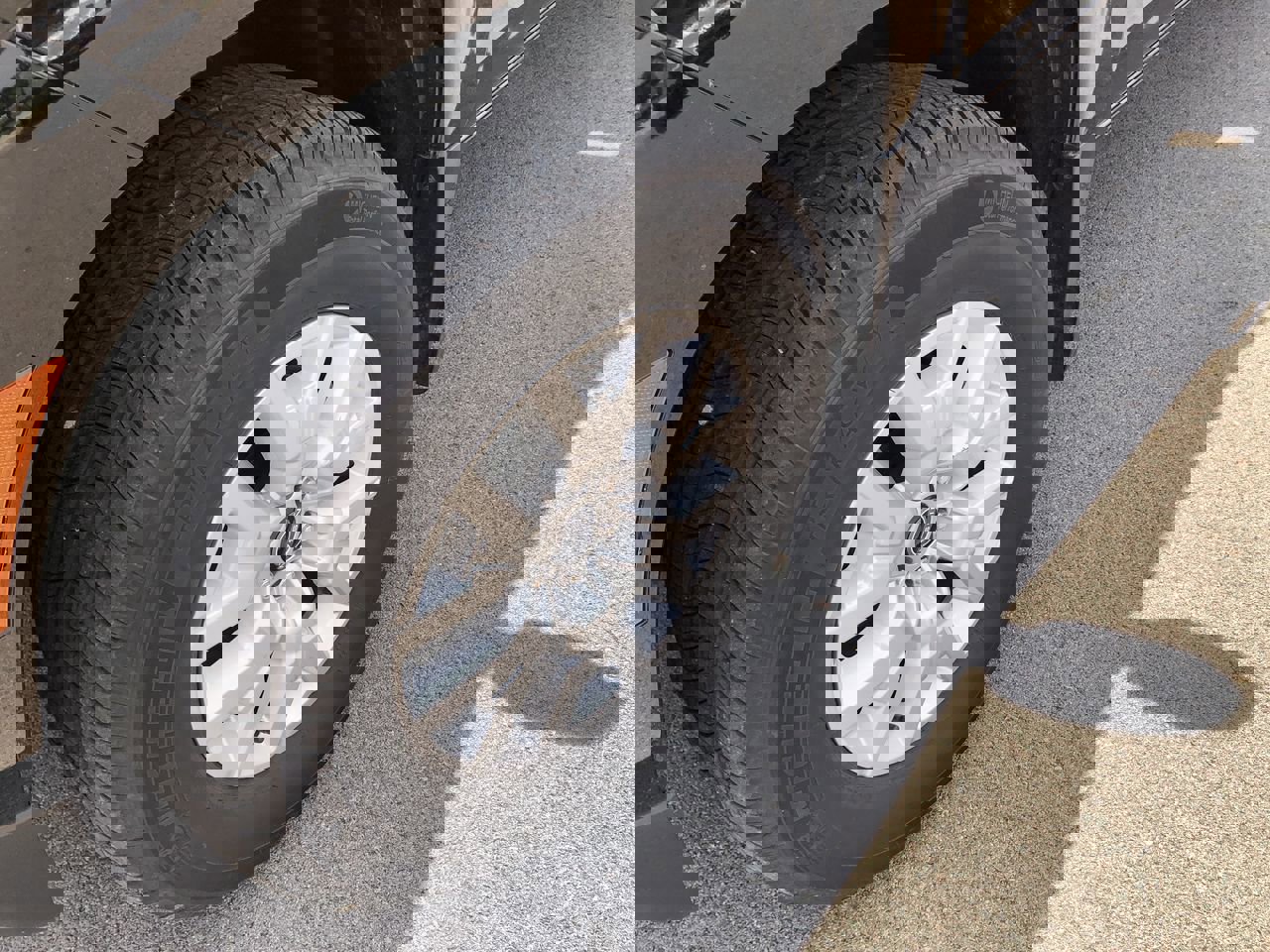 2024 Nissan Frontier SV photo 2