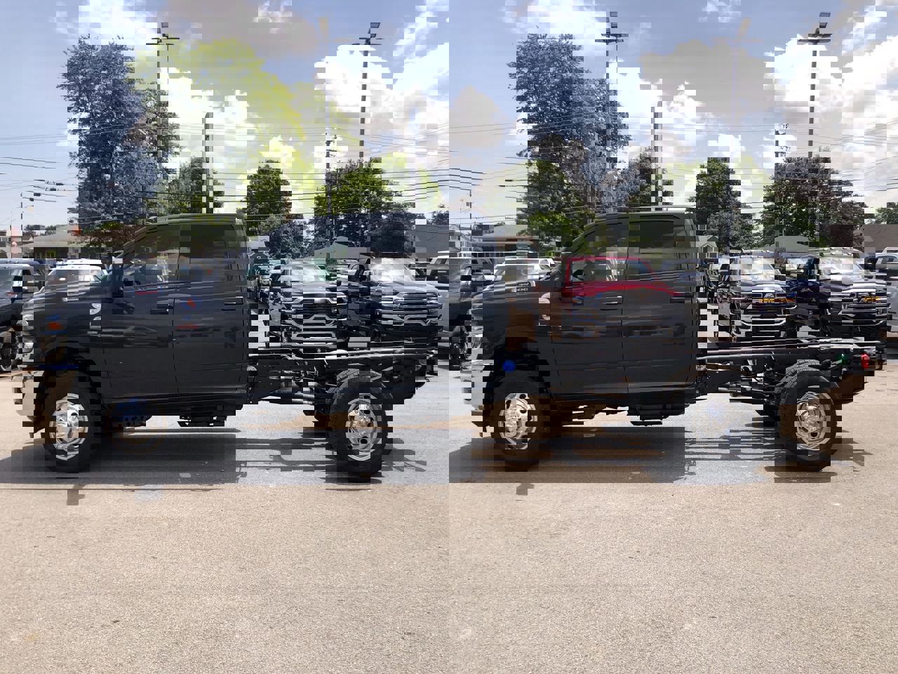 2025 Ram 3500 Tradesman photo 3