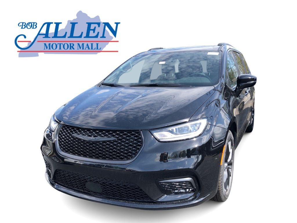 2026 Chrysler Pacifica Select's photo
