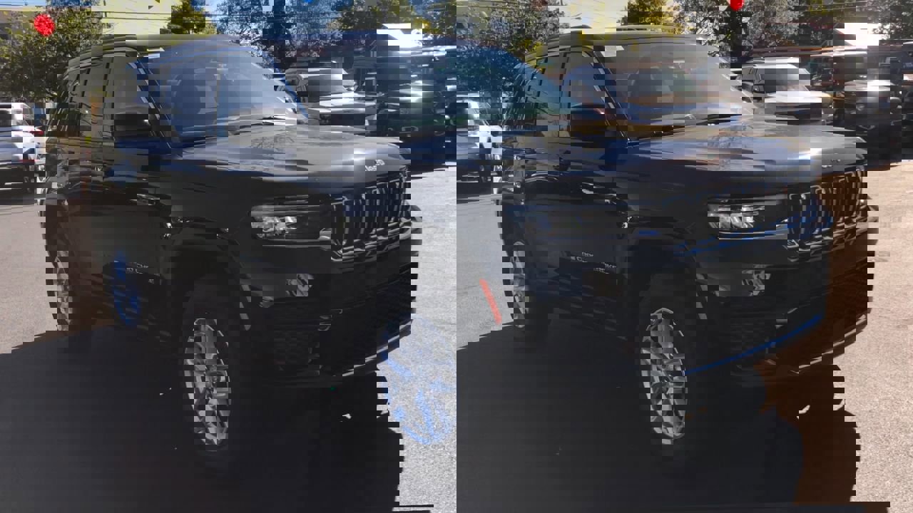 2025 Jeep Grand Cherokee Laredo photo 2