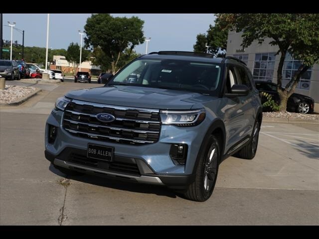 2025 Ford Explorer photo 2