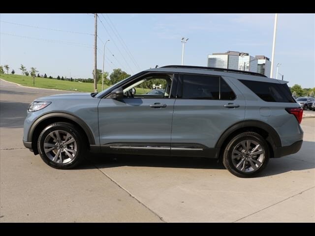 2025 Ford Explorer photo 3