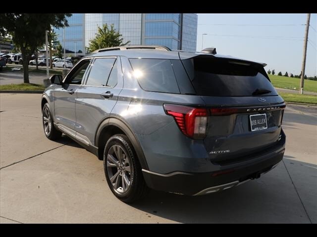 2025 Ford Explorer photo 4