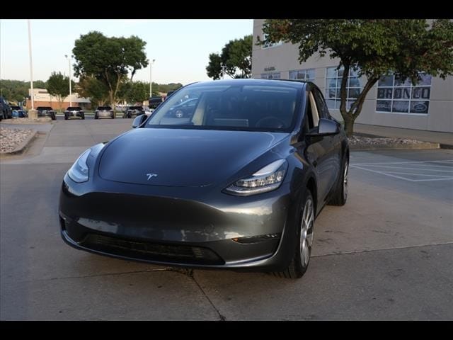 Used 2022 Tesla Model Y Long Range with VIN 7SAYGDEE9NF323467 for sale in Overland Park, KS