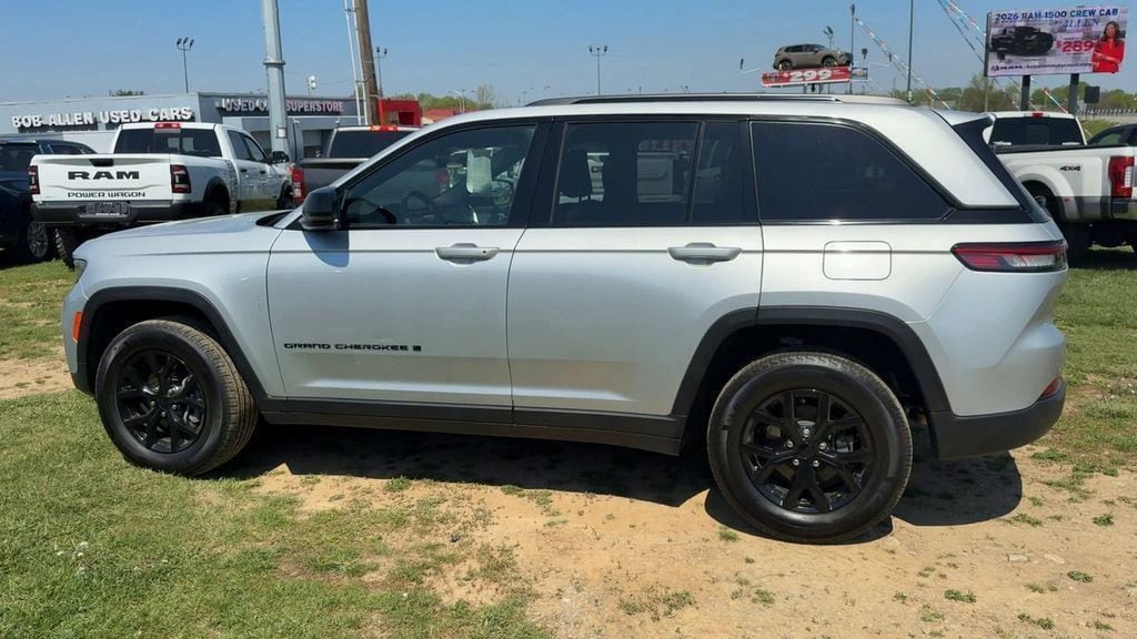 Used 2025 Jeep Grand Cherokee Laredo SUV