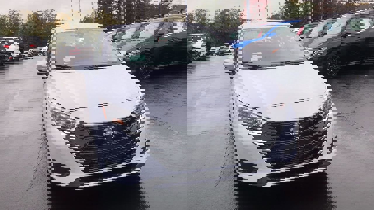 2025 Nissan Versa 1.6 SV photo 3