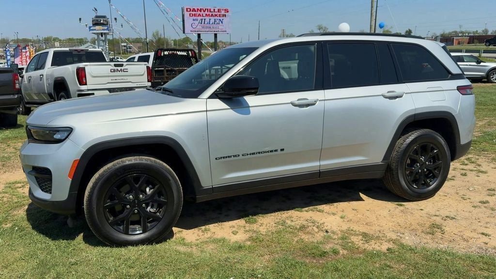 Used 2025 Jeep Grand Cherokee Laredo SUV