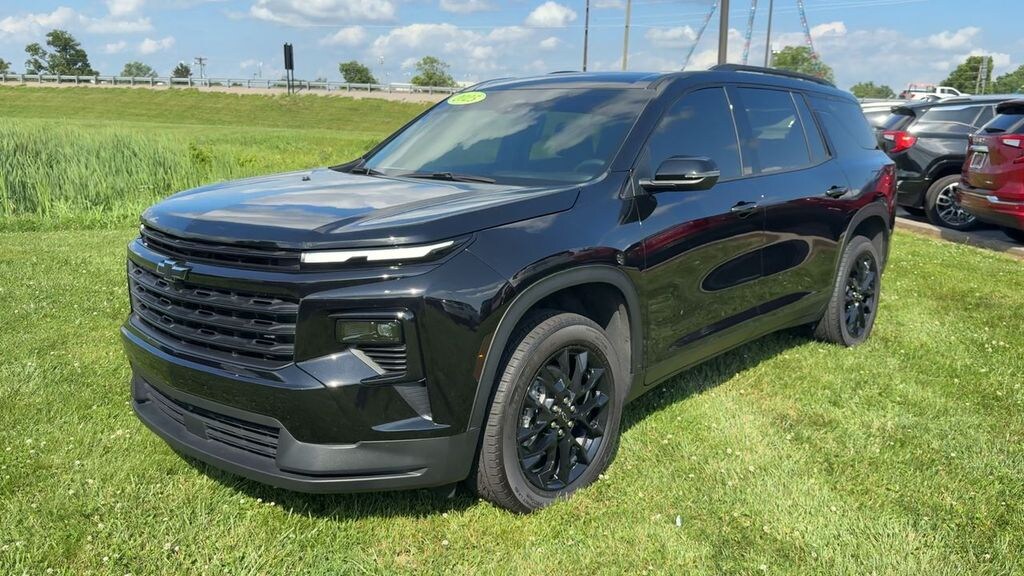 Used 2025 Chevrolet Traverse LT SUV