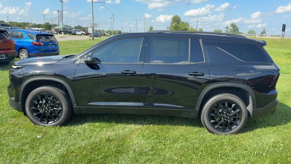 Used 2025 Chevrolet Traverse LT SUV