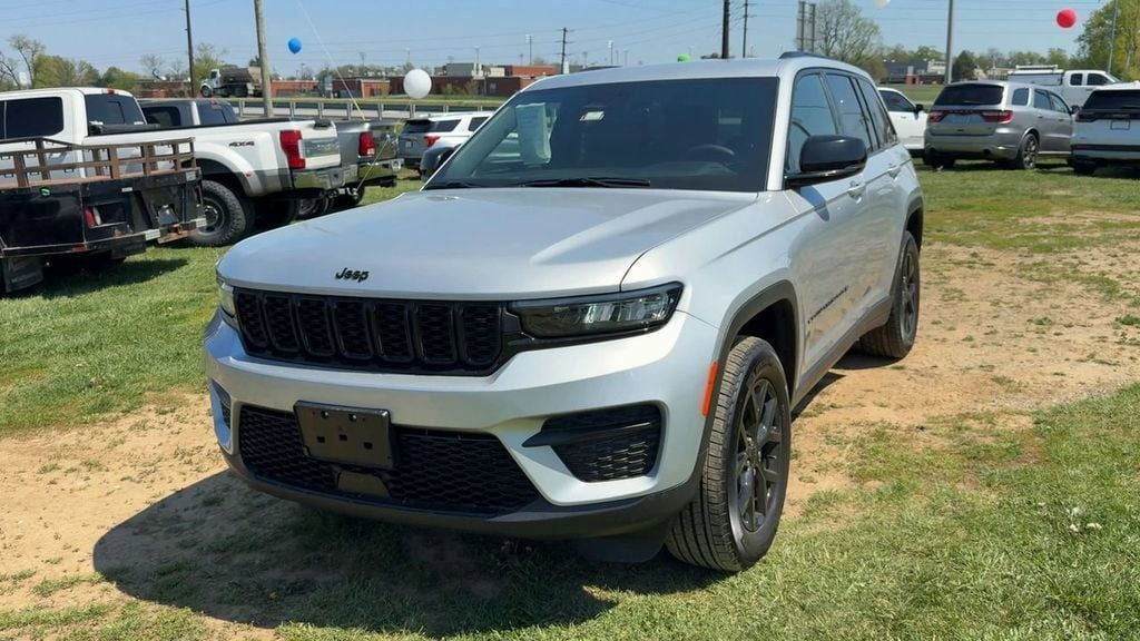 Used 2025 Jeep Grand Cherokee Laredo SUV