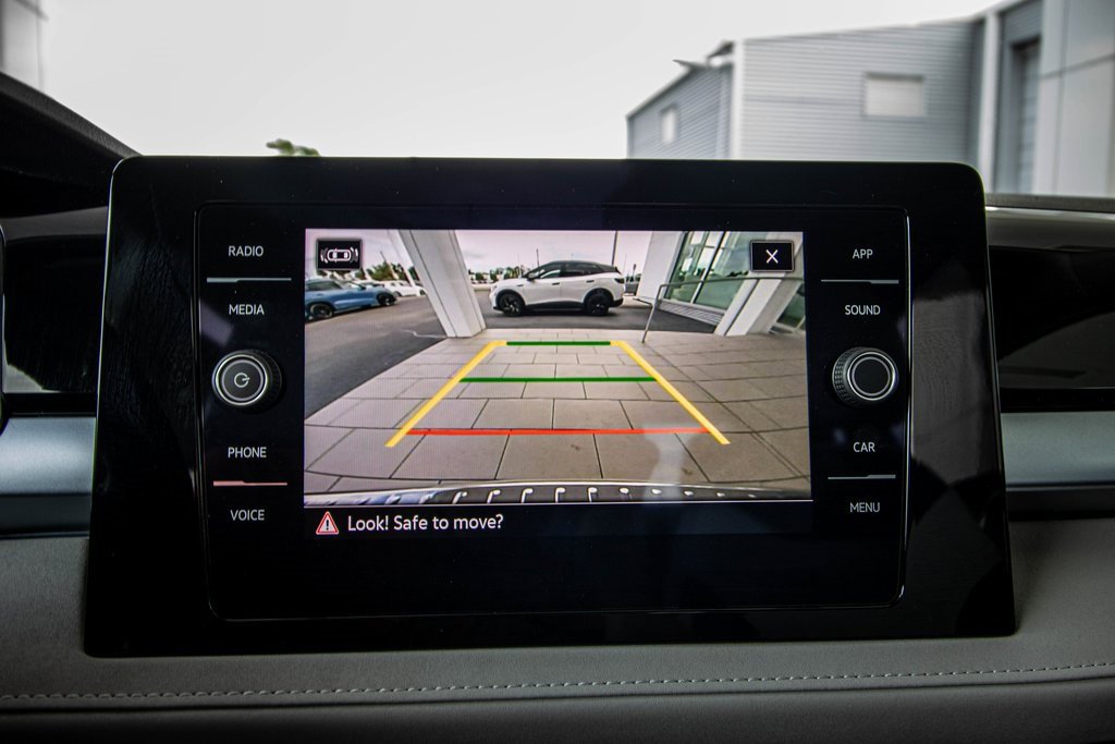 2025 Volkswagen Taos SE photo 3