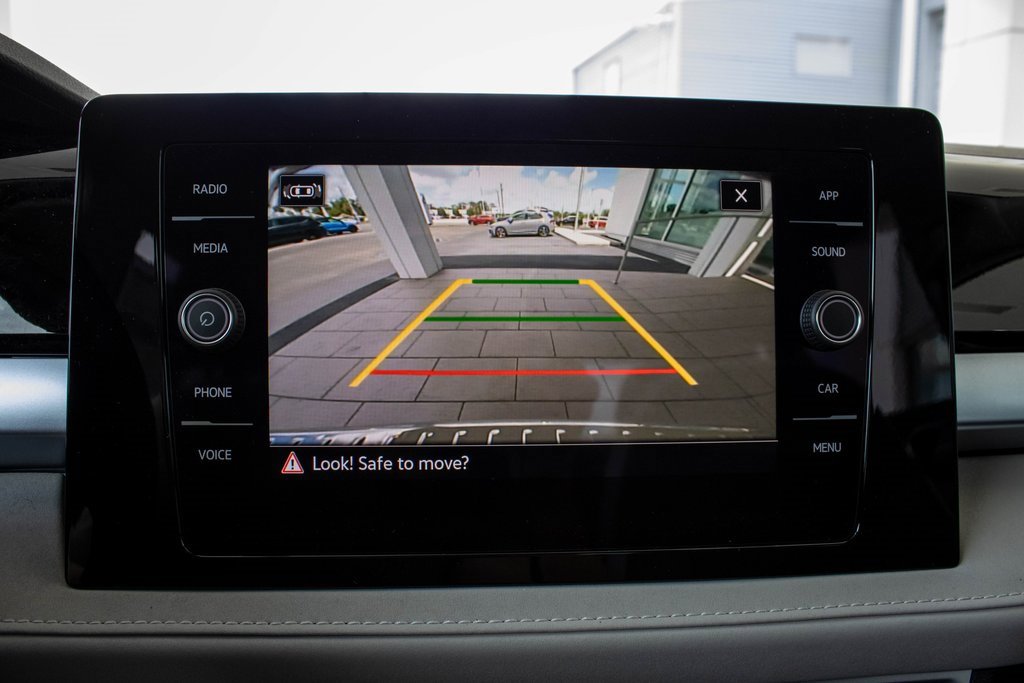 2025 Volkswagen Taos SE photo 3