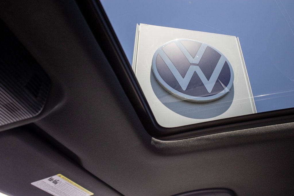 2025 Volkswagen Atlas Cross Sport SEL R-Line photo 2