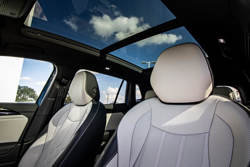 2026 Volkswagen Tiguan SEL R-Line photo 2