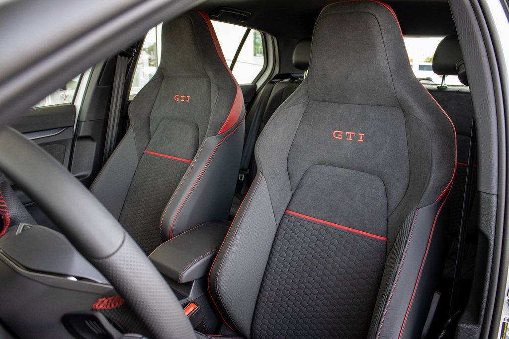 2025 Volkswagen Golf GTI SE - Photo 29