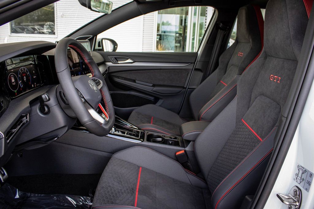 2025 Volkswagen Golf GTI SE - Photo 30