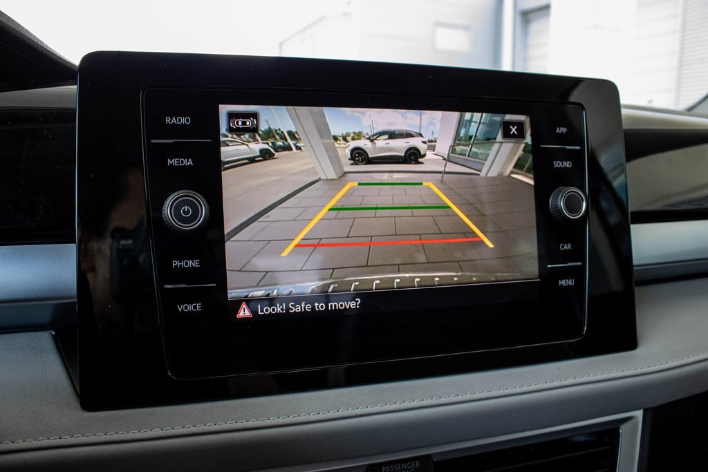 2025 Volkswagen Taos SE photo 2