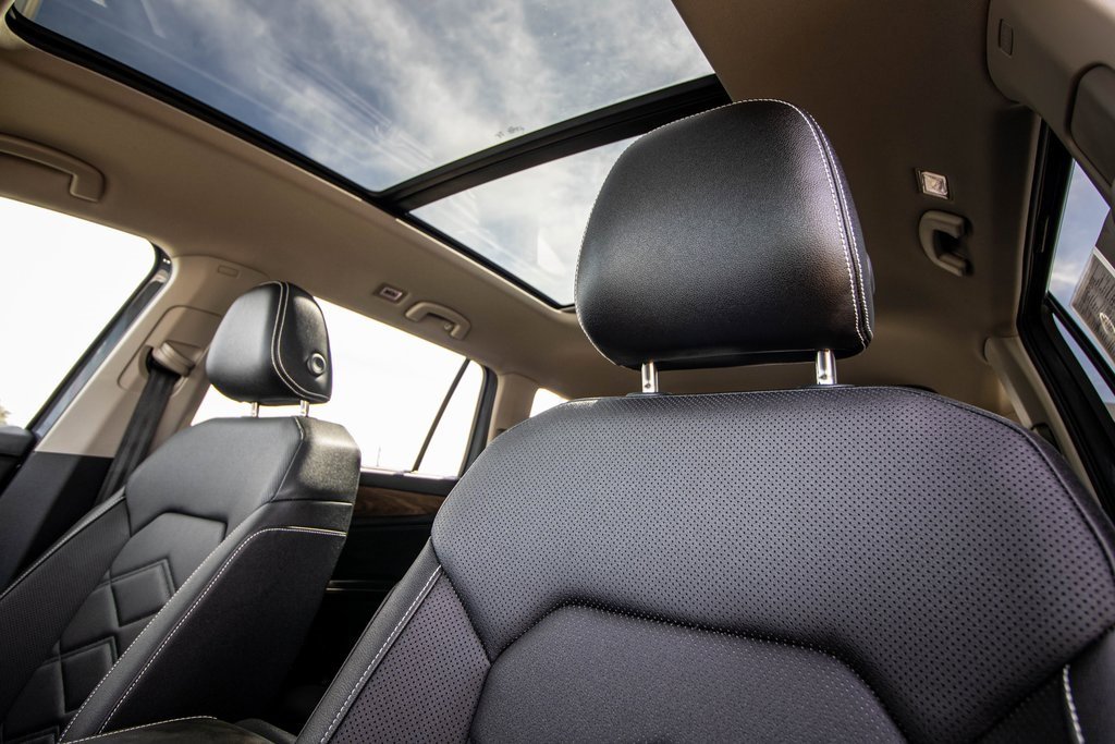 2025 Volkswagen Atlas SE Technology photo 2