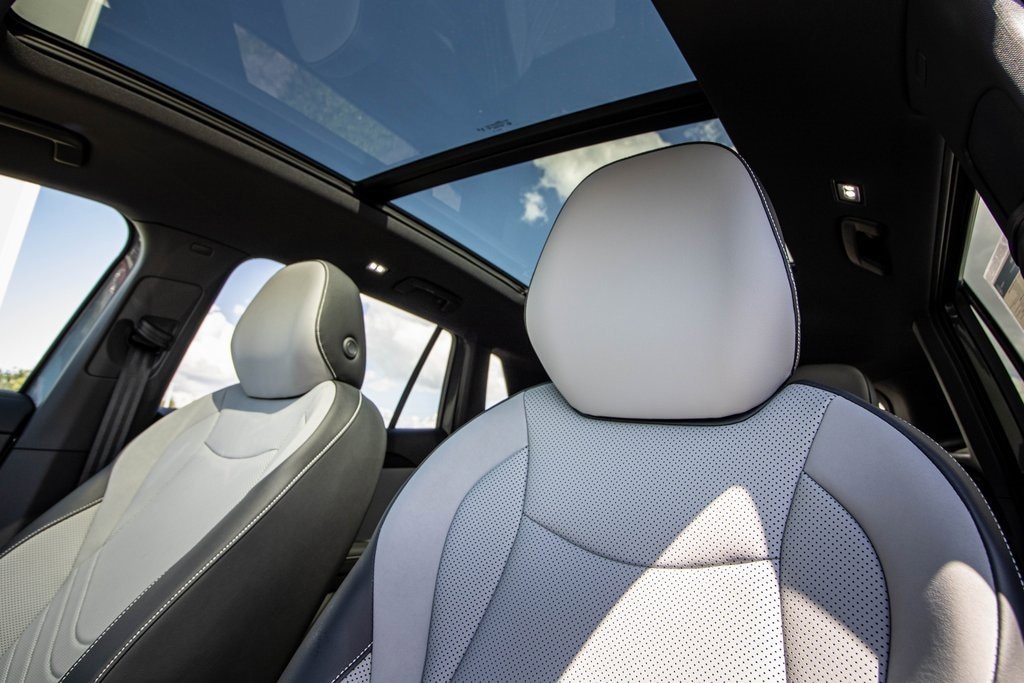 New 2025 Volkswagen Tiguan 2.0T SE R-Line Black SUV