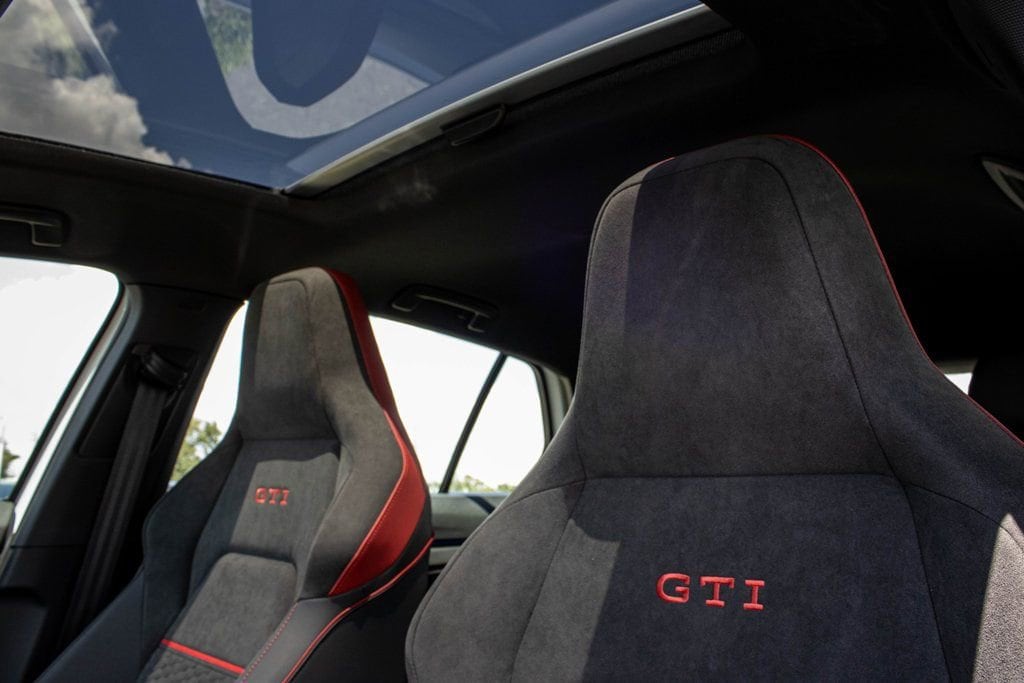 2025 Volkswagen Golf GTI SE - Photo 2