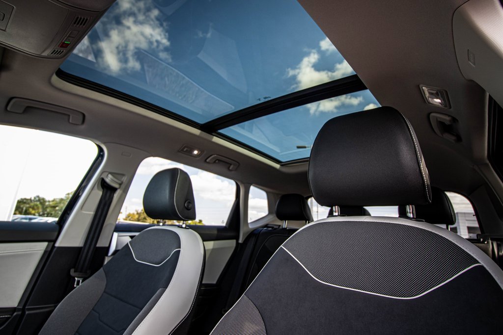 2025 Volkswagen Taos SE photo 2