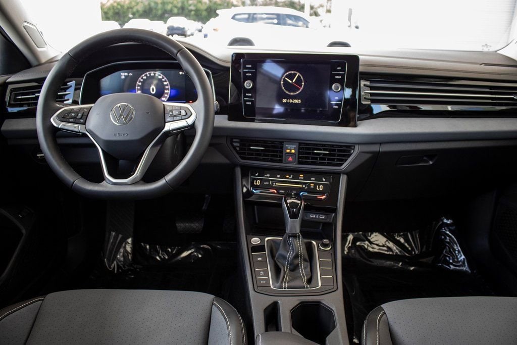 2025 Volkswagen Jetta SE - Photo 30