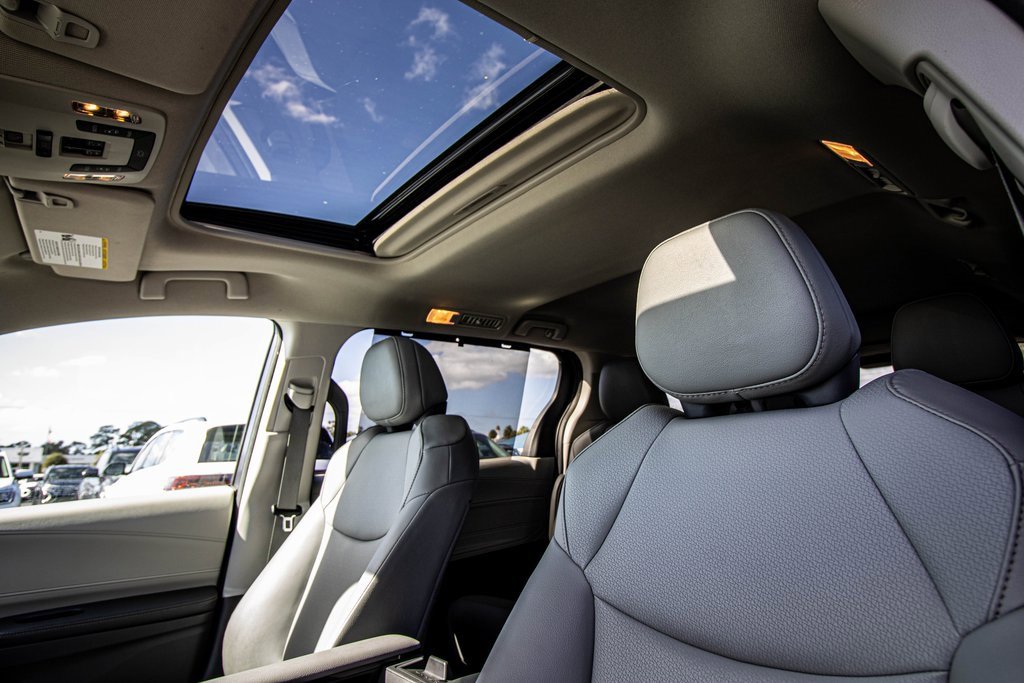 2022 Toyota Sienna XLE photo 2