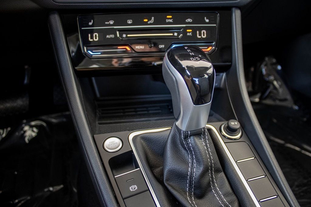 2025 Volkswagen Jetta SE - Photo 37