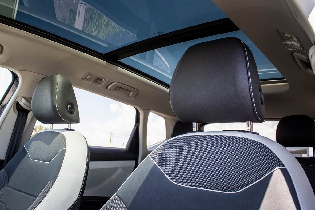 2025 Volkswagen Taos SE photo 2