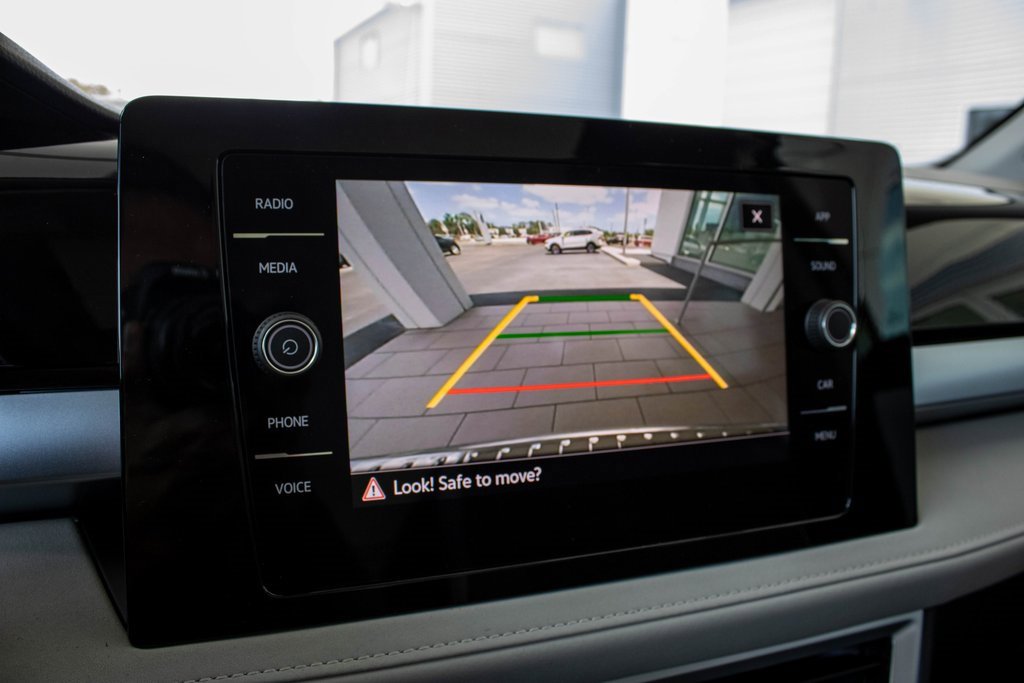 2025 Volkswagen Taos SE photo 2