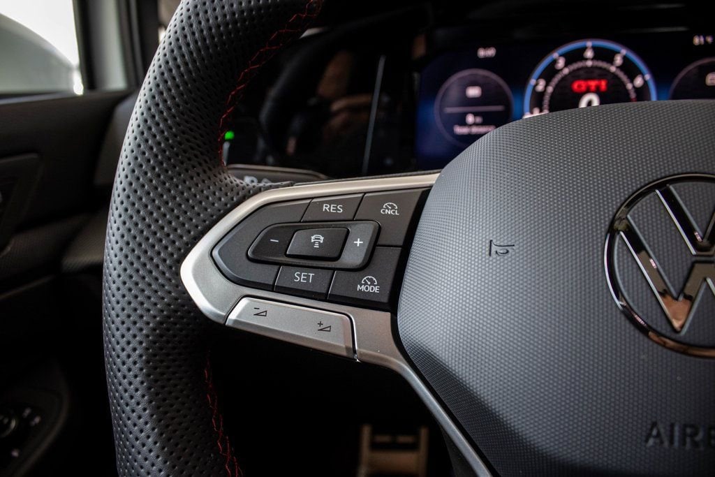 2025 Volkswagen Golf GTI SE - Photo 34