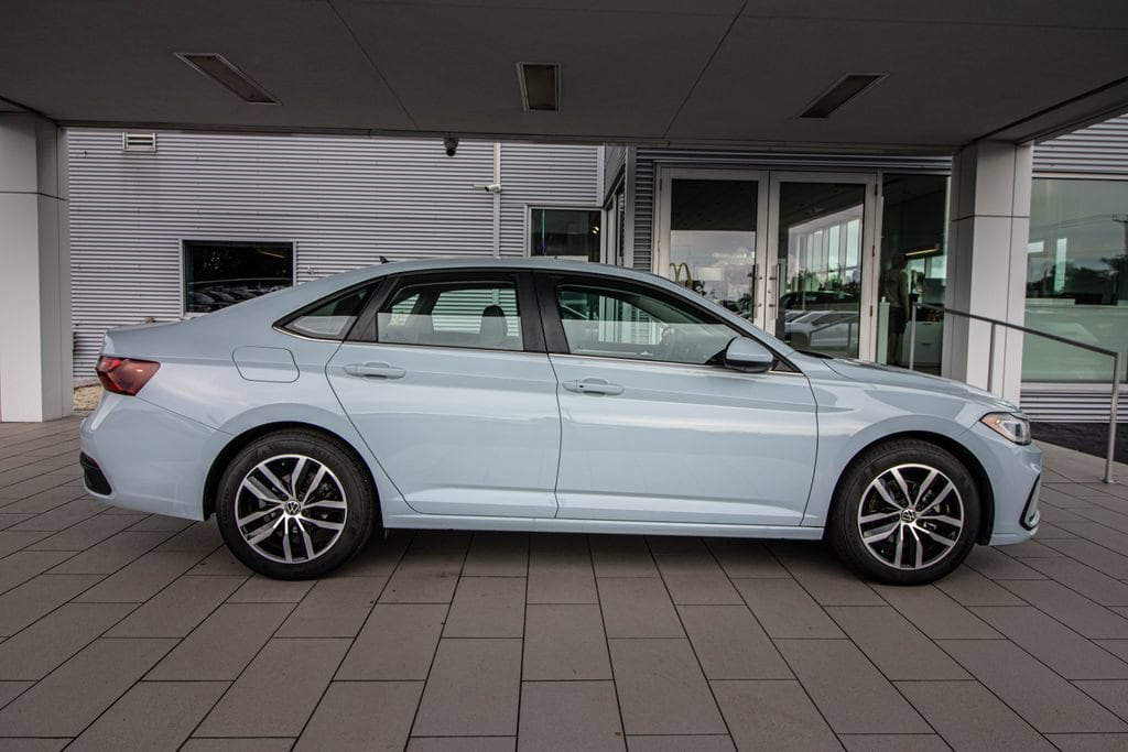 Certified 2025 Volkswagen Jetta 1.5T SE Sedan