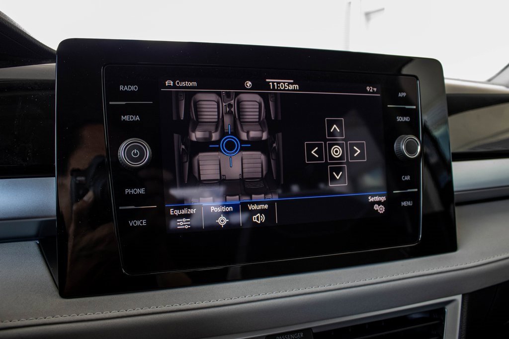 2025 Volkswagen Taos SE photo 3
