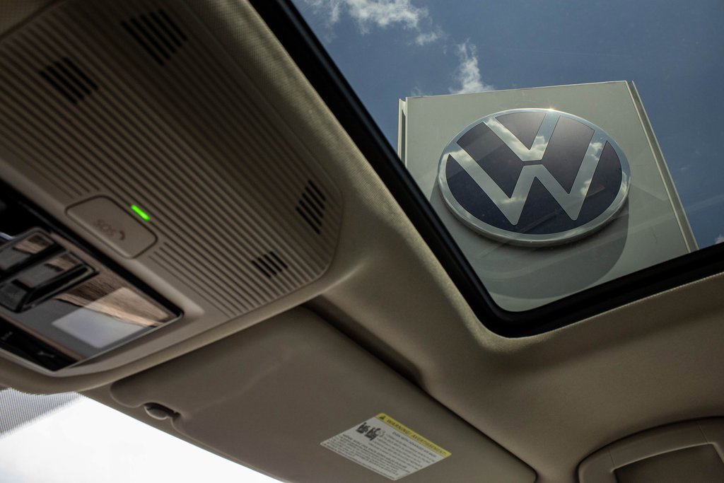 2025 Volkswagen Atlas SEL photo 2