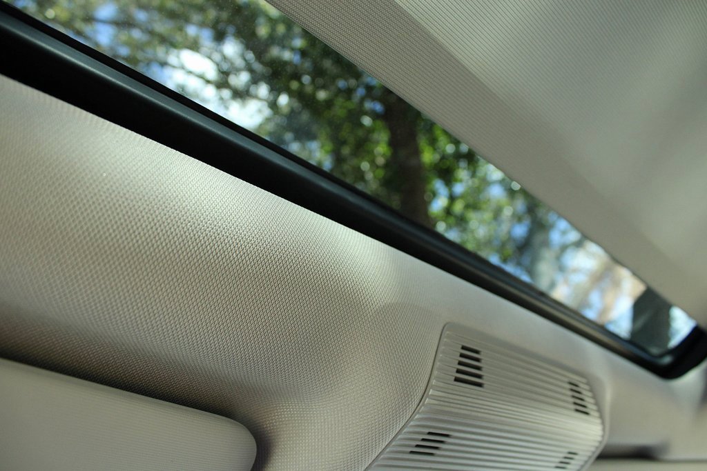 2025 Volkswagen Atlas Peak Edition SE photo 2
