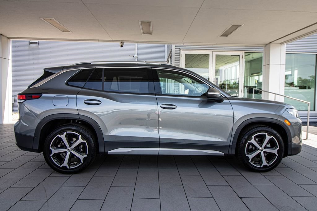 Certified 2025 Volkswagen Tiguan 2.0T SE SUV