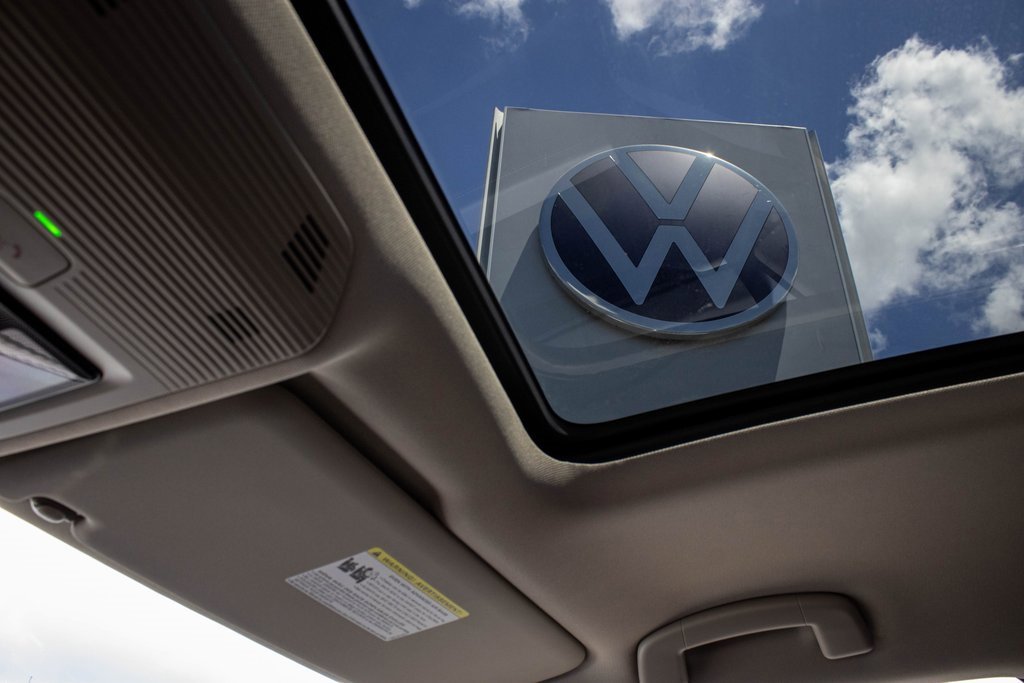 2025 Volkswagen Atlas Peak Edition SE photo 2