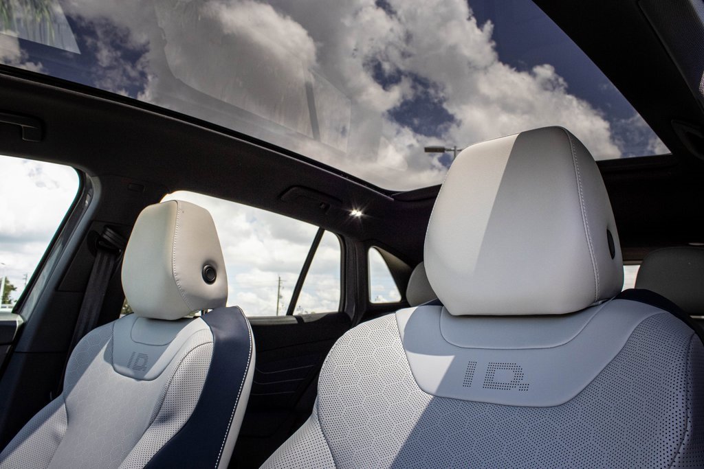 2025 Volkswagen ID.4 Pro Plus photo 2