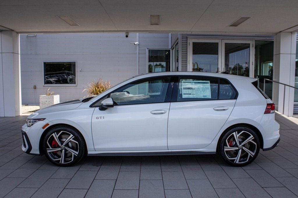 2025 Volkswagen Golf GTI SE - Photo 12